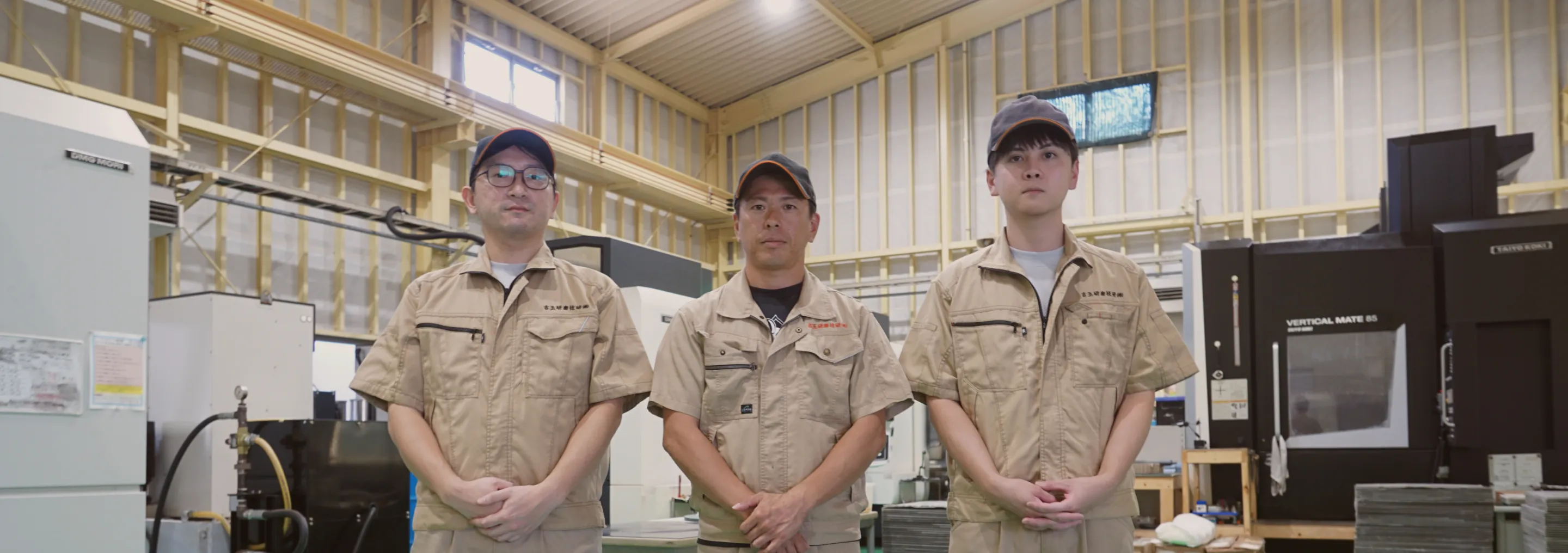 ヘルメットを被った2人の社員の写真