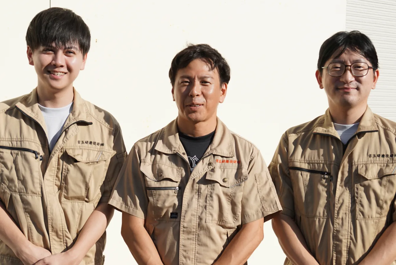 会社の背景と3名の社員