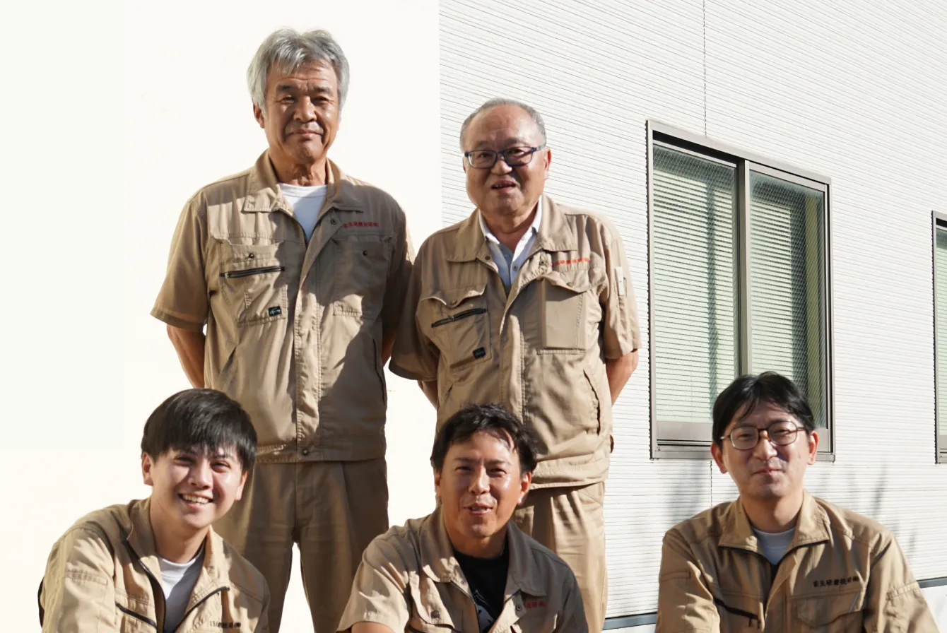 5名の社員の集合写真